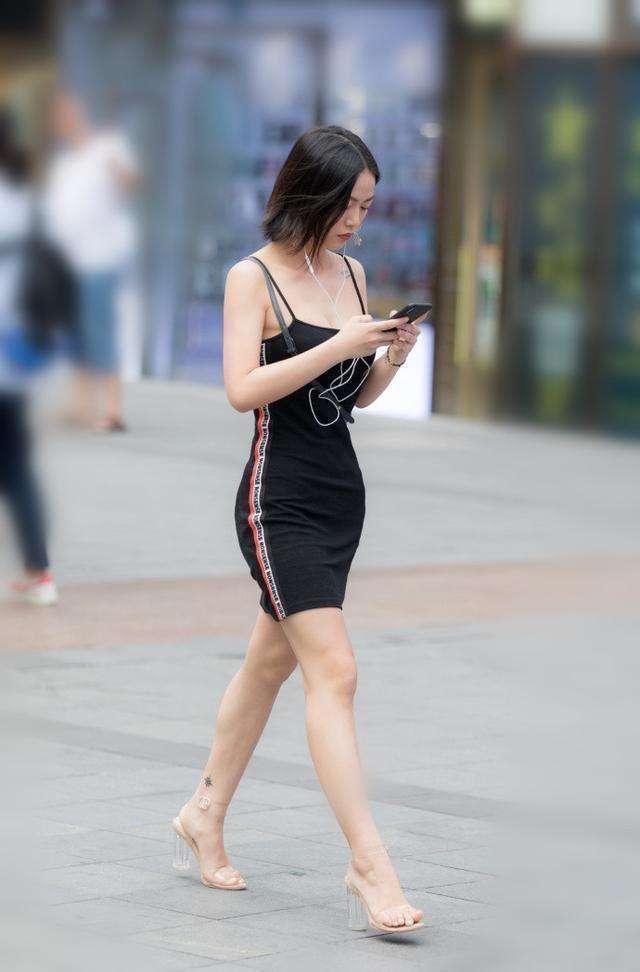 小姐姐|街拍时尚吊带装美女16位靓丽小姐姐笑容甜美身姿高挑太吸引人