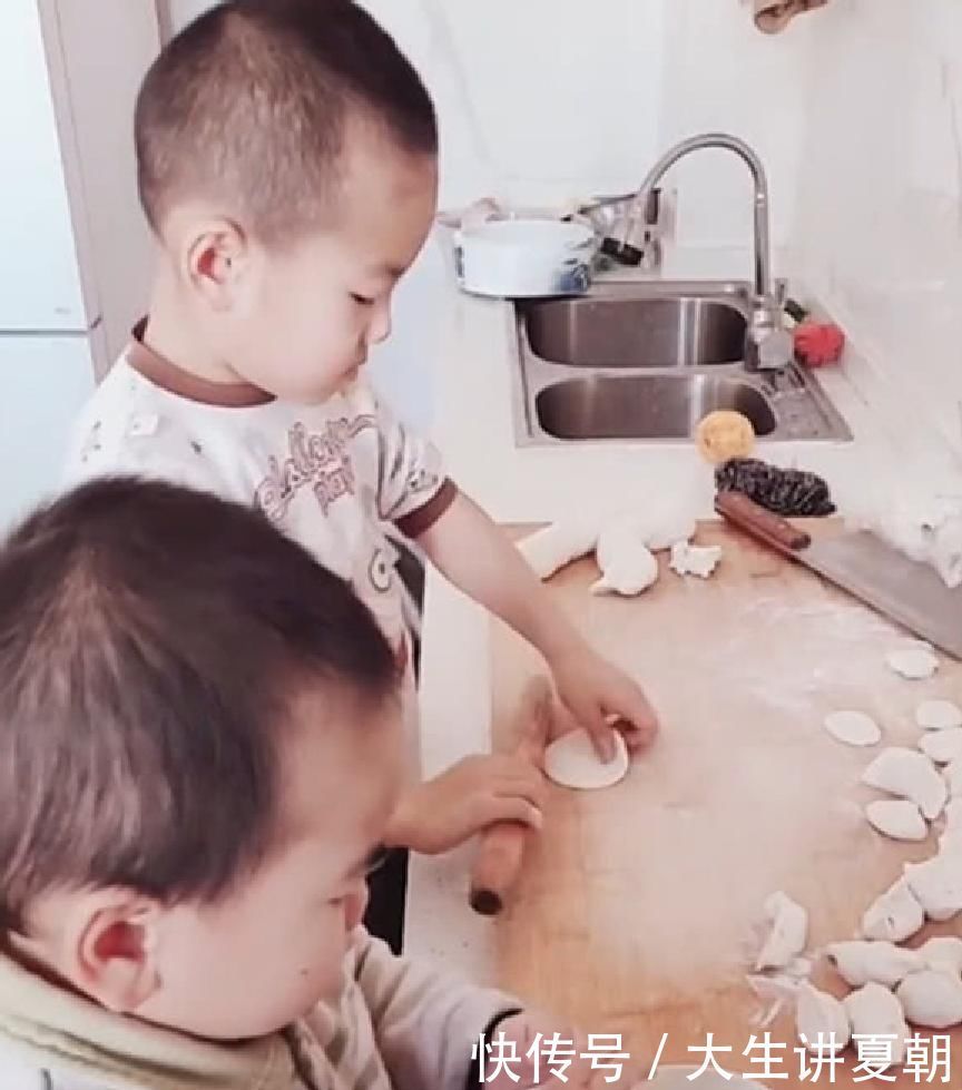 干面粉|兄弟俩包饺子配合默契,妈妈看清弟弟手上的动作时,忍不住笑出声