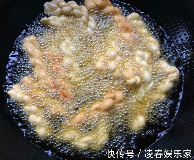 面团|2个鸡蛋1碗面粉，教你做小麻花，不发面两手一搓，吃起来嘎嘣脆