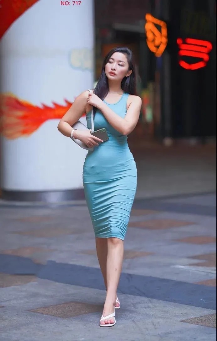  走来|街拍：款款走来的动人性感美女