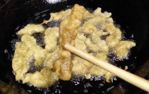 炸酥肉怎么做才不回软？用料很关键，放对3样，酥肉香酥不易回软