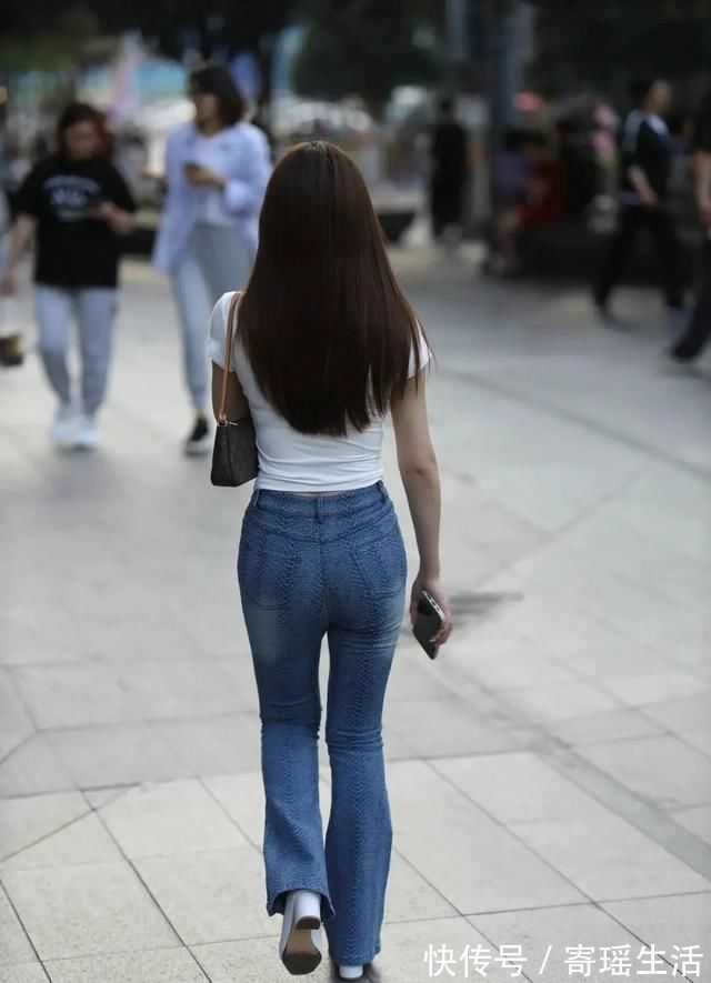 身穿白色|气质非凡的姐姐身穿白色上衣搭配蓝色牛仔裤时尚休闲更有女人味