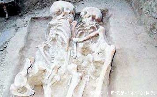 骸骨|情侣死前深情拥吻，这一吻持续了2800年，使无数爱好者着迷