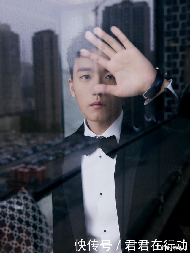 张康阳戴了什么表400万的百达翡丽,而且是镂空三问万年历!