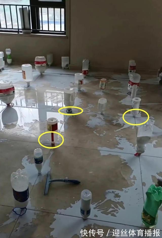 老师傅|瓷砖铺贴完后,师傅用塑料瓶倒扣在缝隙处,邻居:这怕不是个新手