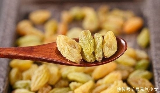 葡萄干和它泡在一起,每天喝一杯,睡得好,气血足了,皮肤更红润