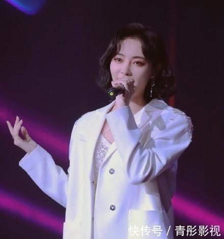 许佳琪谢可寅舞台好绝,全开麦连唱三首,又飒又甜炸翻全场