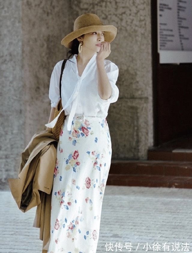 碎花裙 伞裙已经过时了,今夏流行三木穿得“碎花裙”,青春时尚还减龄