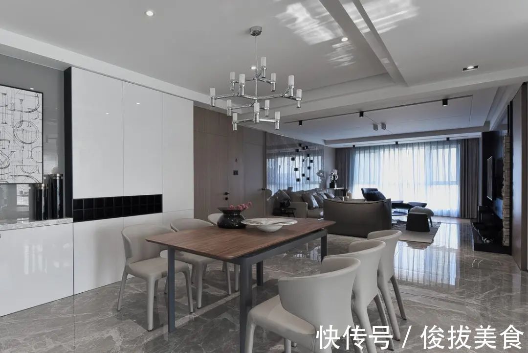 优雅|180㎡现代简约,卫生间用玻璃墙?设计太大胆!是否有点奔放?