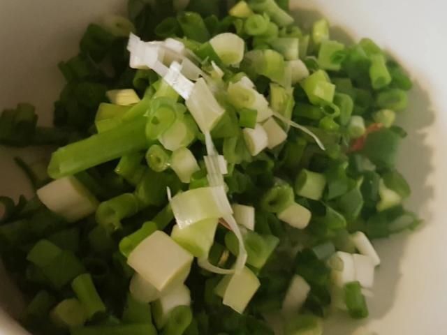 爸爸爱吃的葱花油饼，用时十分钟，成本不足五块钱好吃不油腻