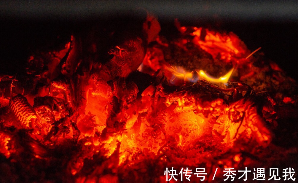 雕像@醉酒睡破庙,醒来撞倒雕塑,原来父亲留了金子给他