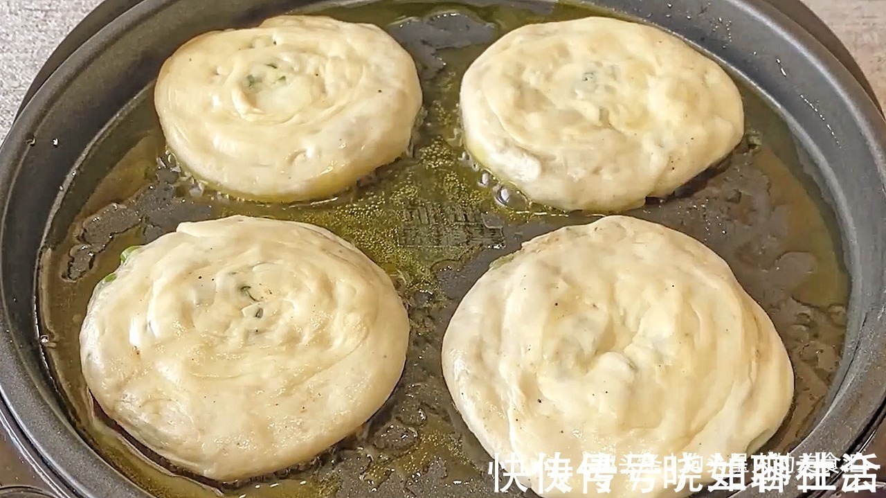 葱油饼家常做法，记住关键3点，做的饼外酥里软，比早餐店的好吃