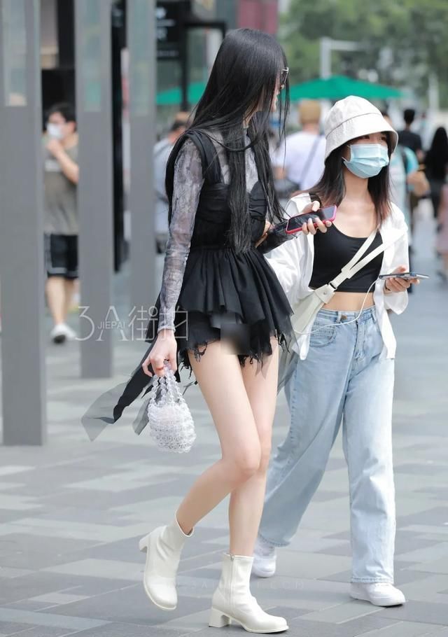 穿搭|街拍:皮肤白皙的小姐姐,一身气质短裙穿搭,秀出修长的美腿