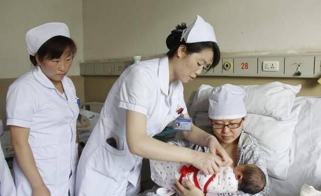 喝水|新生儿第一口,应该是先喝水,还是吃母乳?这一点对宝宝很关键!