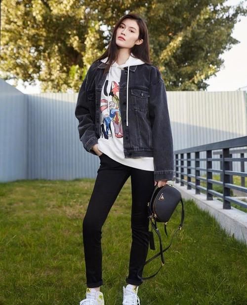 今年的卫衣流行“穿紧不穿宽”，优化比例不说还显瘦，潮人都爱了