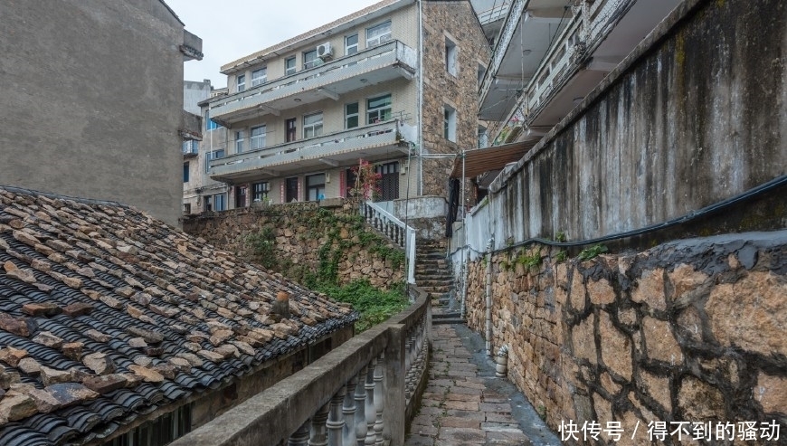 浙江海边最美小镇，为防台风屋顶压石块成建筑奇观