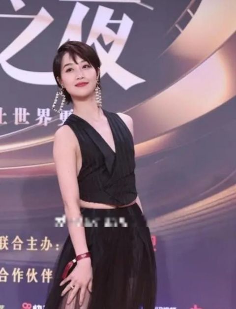 蓝盈莹重回浪姐舞台，网友：野心写在脸上，怪不得曹骏和她分手