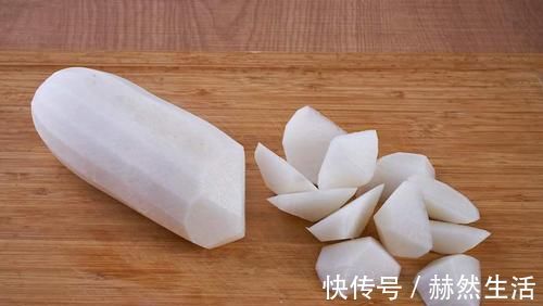 白萝卜和它是绝配，简单煮一煮，暖胃养胃，营养极高，现在吃正当时