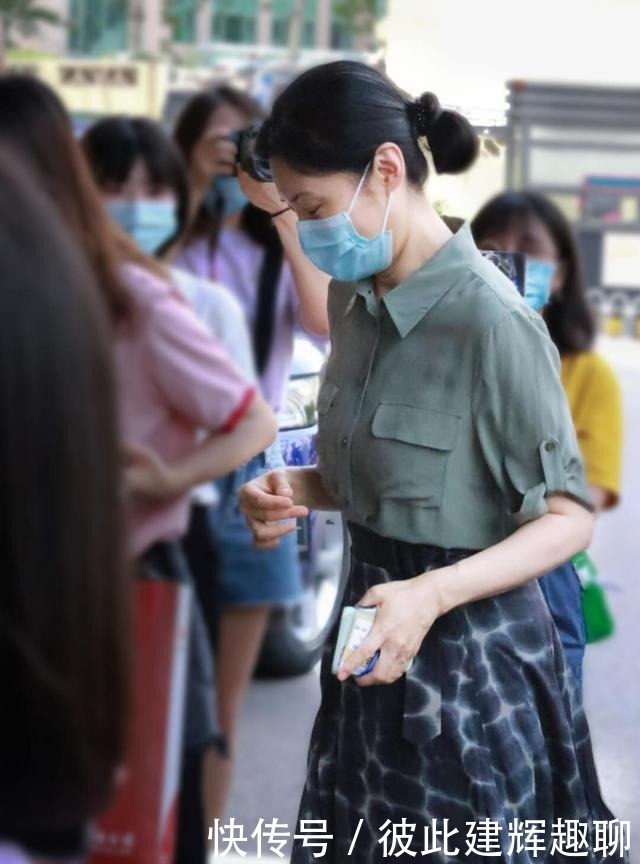 周涛都这么时髦了?绿色衬衣配伞裙,马尾用5毛钱皮筋扎出新花样