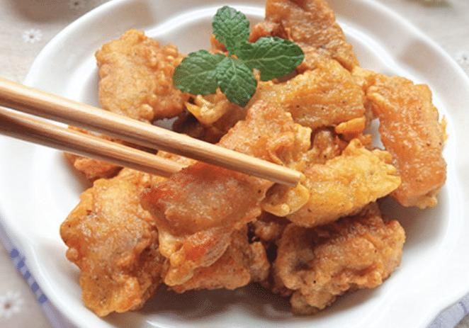 在家做炸酥肉，大厨教你这一招，酥肉金黄酥脆，放再久不回潮