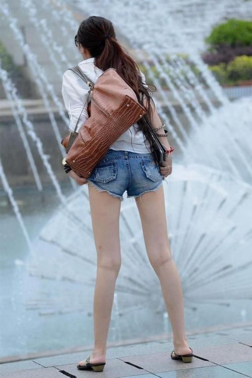 轻薄白色外套搭配黑色背心，简单经典