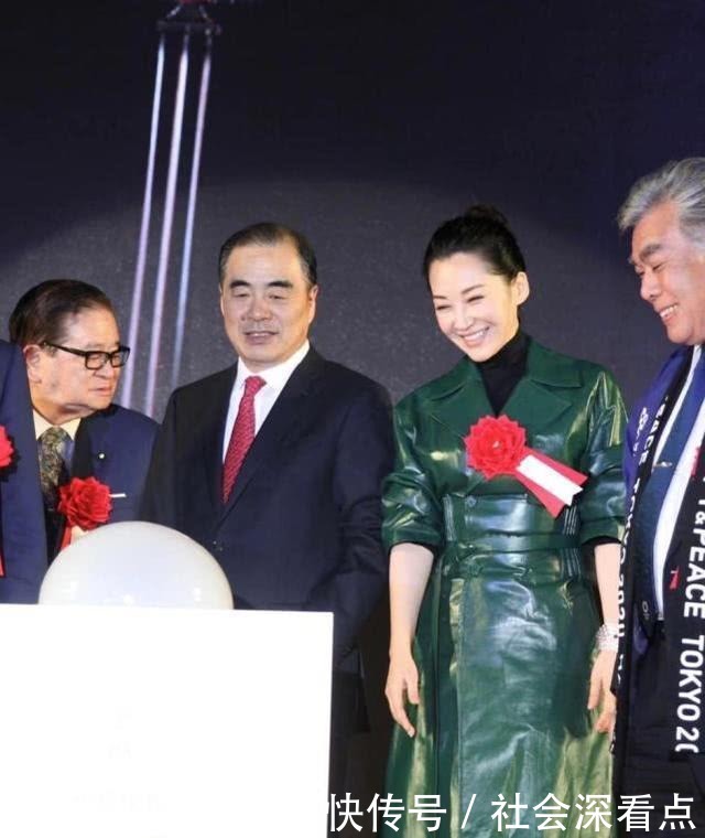 身材|许晴穿一字肩礼裙秀身材，漫画腰，不输当红小花