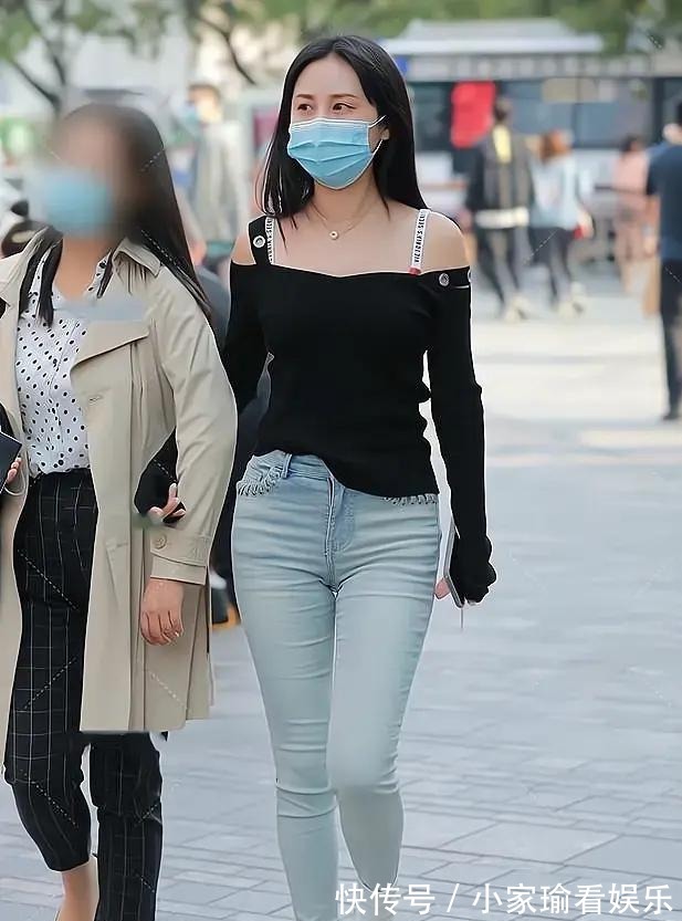 上衣 黑色一字肩上衣搭配浅蓝色牛仔裤，给人清爽感觉，减龄效果好