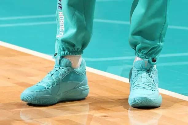 NBA球员上脚：库里8代定制版，恩比德球鞋缅怀科比