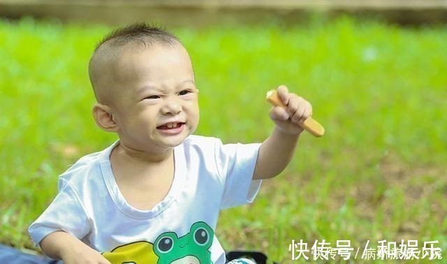 上有老下有小|奶奶带孙子吃酒席,结束后成全村笑料,隔代育儿的这些痛谁知道