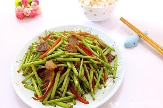 藜蒿炒腊肉|此菜不吃叶只吃梗,南方常见,就是有点贵,此时吃正当季