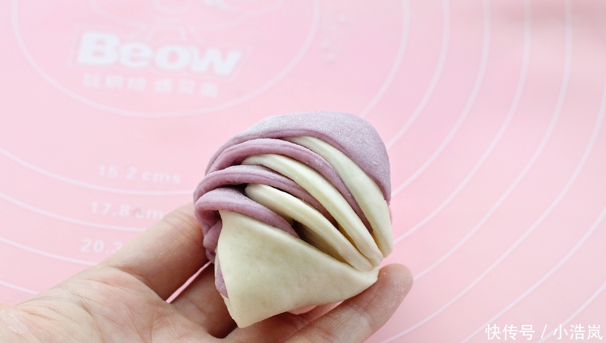 无需任何技巧就能做出双色花卷，层次分明、暄软香甜，漂亮极了！