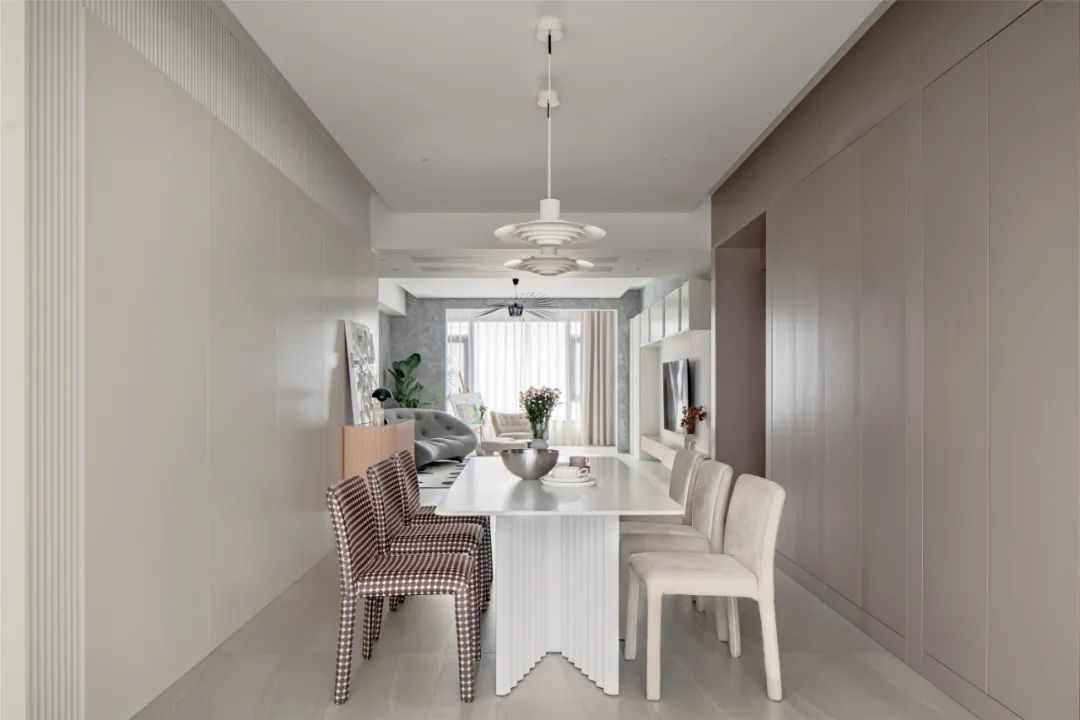 布置|210㎡简约大平层,淡雅温馨、绿植装饰,生活文艺舒适