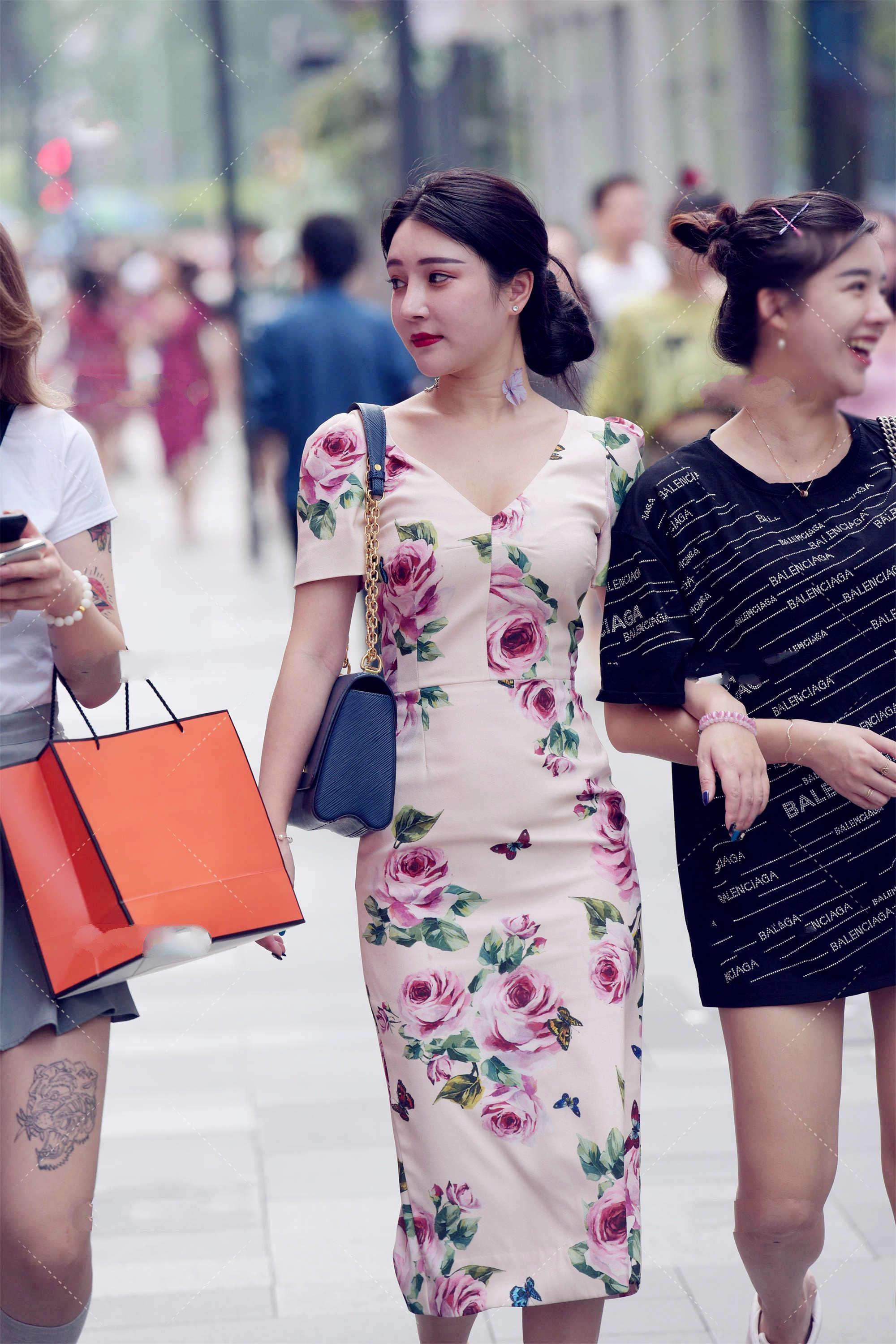 粉白|街拍:粉白系色裙子与印花设计组合,展现优雅温柔风格