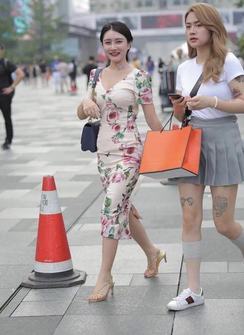 旗袍|街拍:美女一袭花色旗袍成熟韵味散发开来#时尚穿搭#