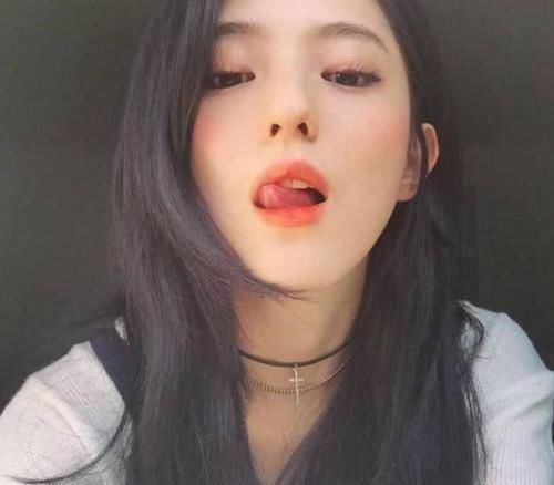 女生如果不想变“香肠嘴”,这4个坏习惯一定要改,中一个都不行