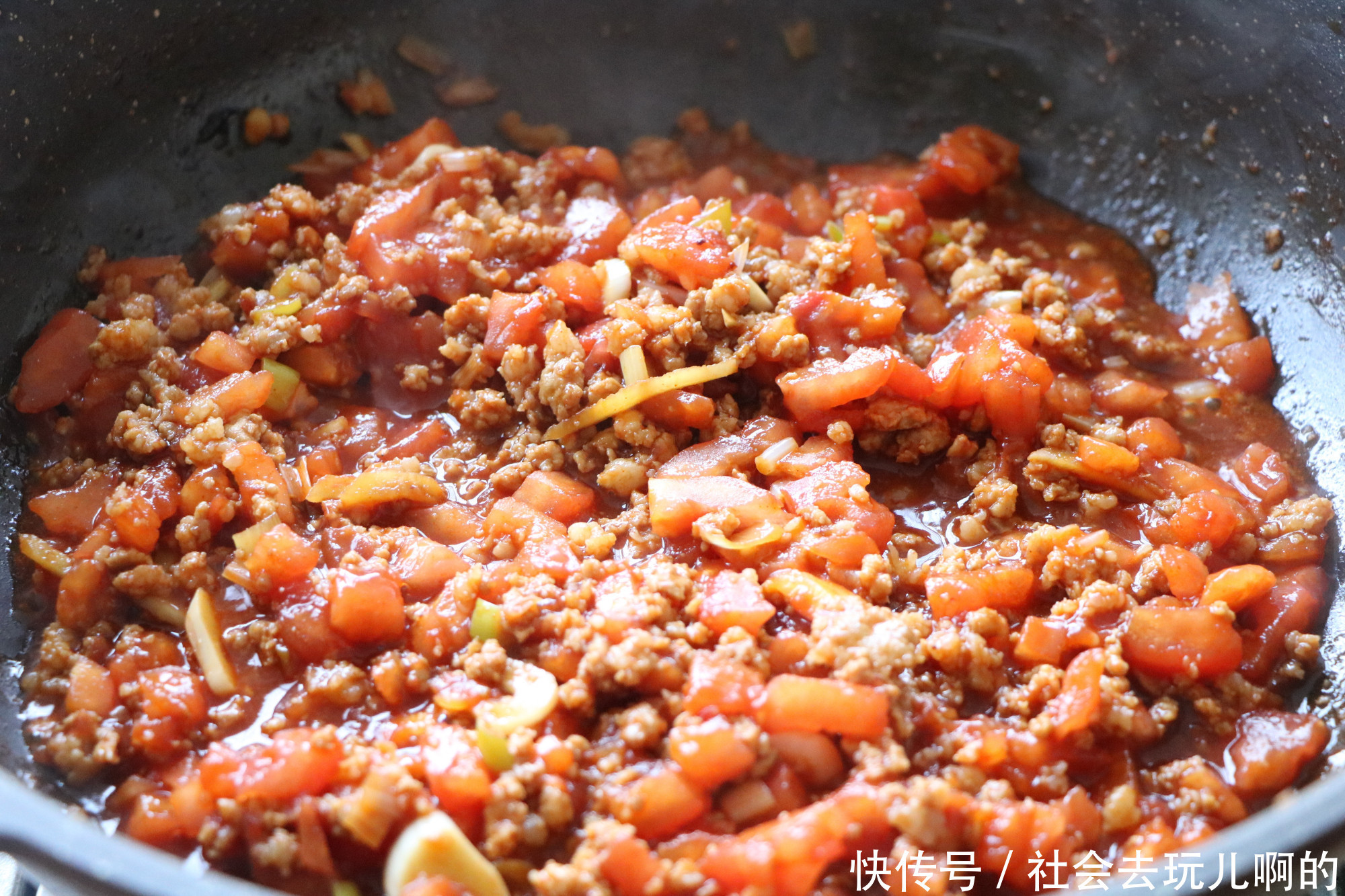 超爱|天气凉了，煮上一锅金针菇番茄汤，汤汁多，保暖又下饭，超爱吃