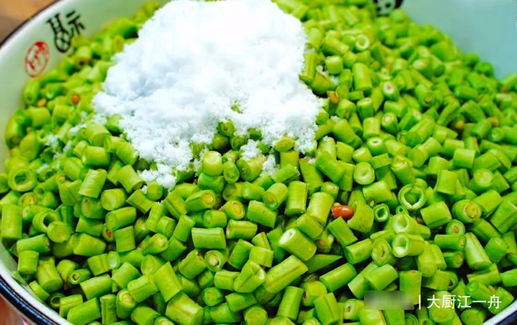 夏季|腌酸豆角，只放盐容易坏！老奶奶教你一招，酸脆爽口放一年也不坏