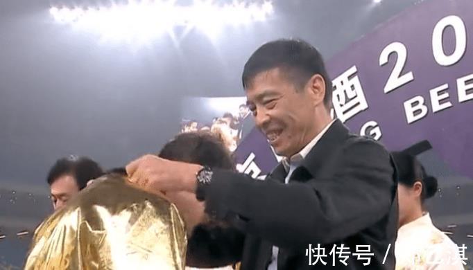 费莱尼|费莱尼想拿奖杯,陈戌源神力一把拉住1米94欧洲铁腰:你别急!