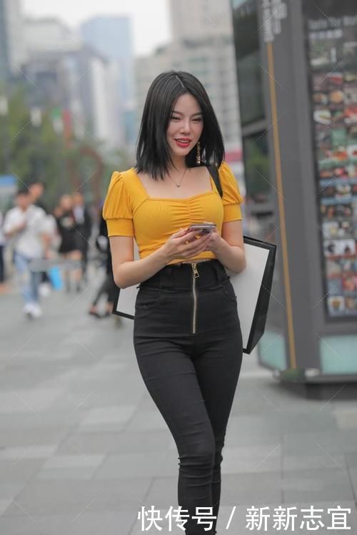 气质|黑色搭配黄色时髦美感十足，休闲的衣服搭配粗跟鞋显气质