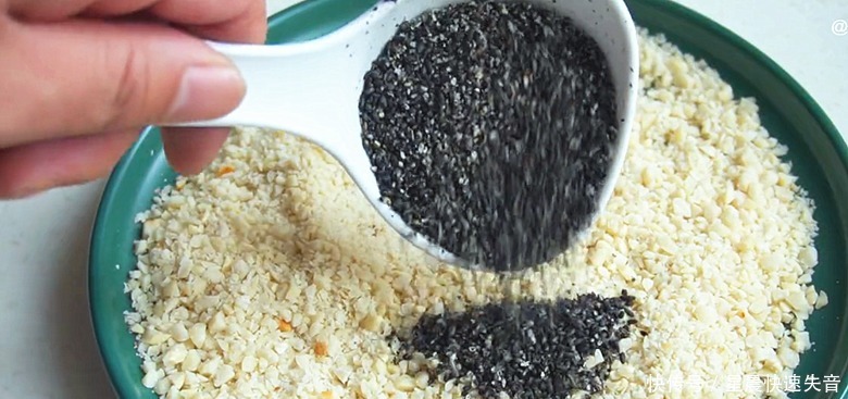 花生里放勺黑芝麻,酒店一碗38,在家做只花6元,香甜软糯好吃