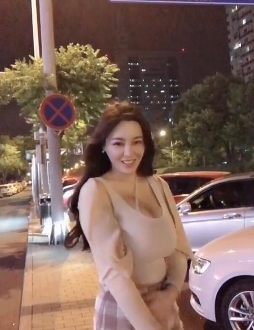 穿搭|时尚美女穿搭，包臀裙的打扮，展现优雅气质！