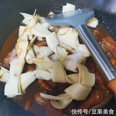 鲜美|#不容错过的鲜美滋味#红烧鸡爪加干豆腐结