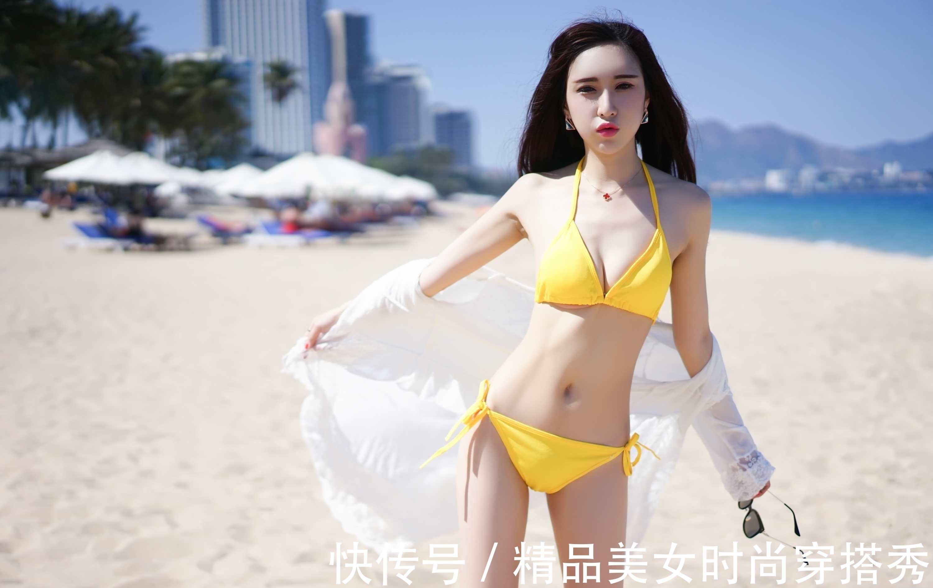 透视长衫 黄色的比基尼穿在身上吸睛时尚,外搭一件白色透视长衫,性感迷人
