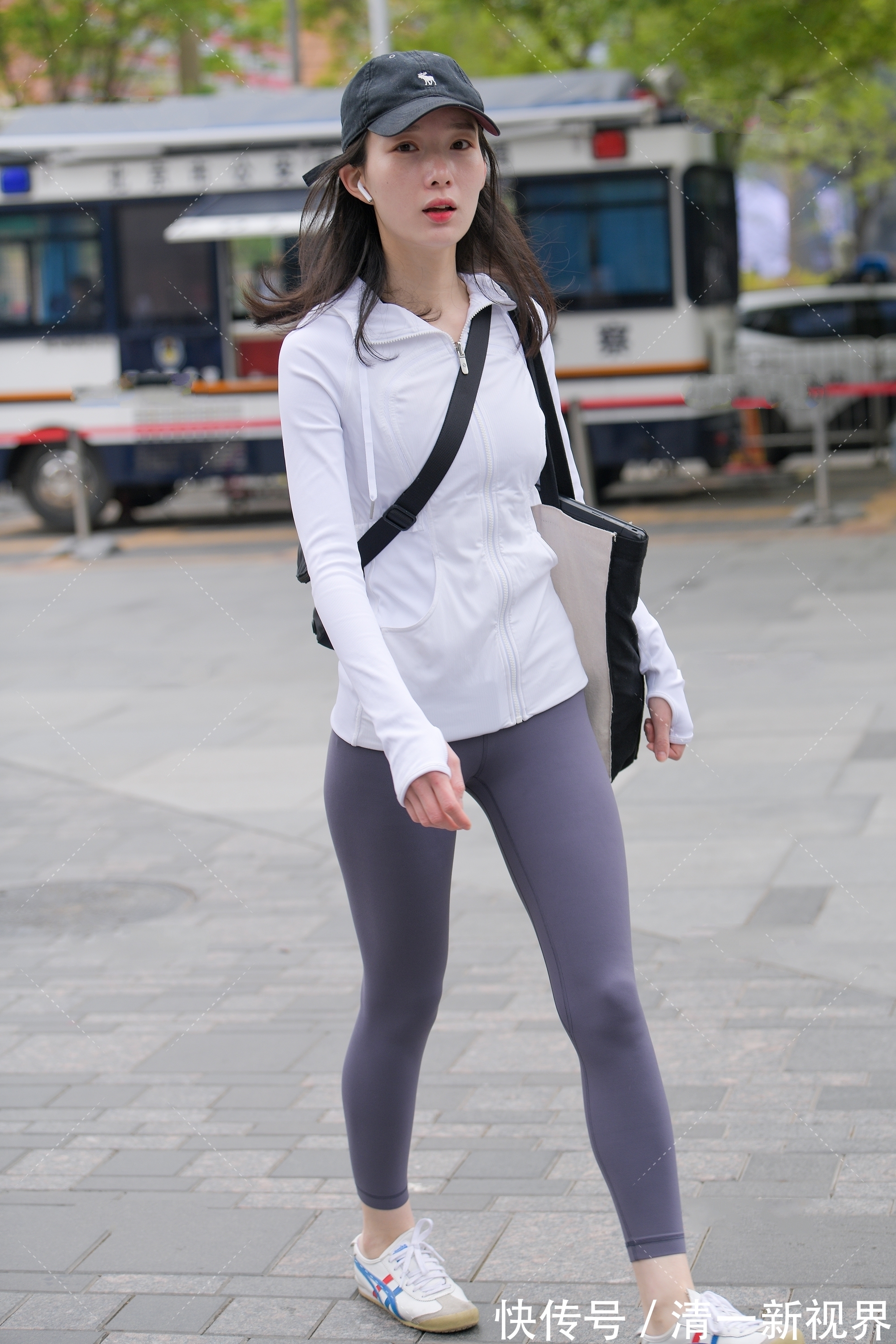 防晒衣 白色长款防晒衣搭配深色瑜伽裤,修身款好身材,精致少女感十足