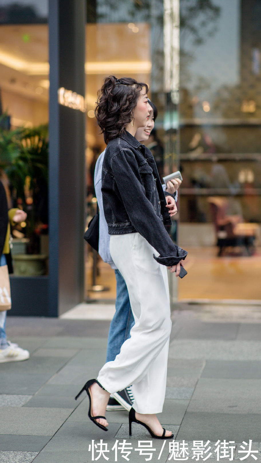 简约风格的一字带凉鞋，百搭又显气质，时髦姑娘都在穿