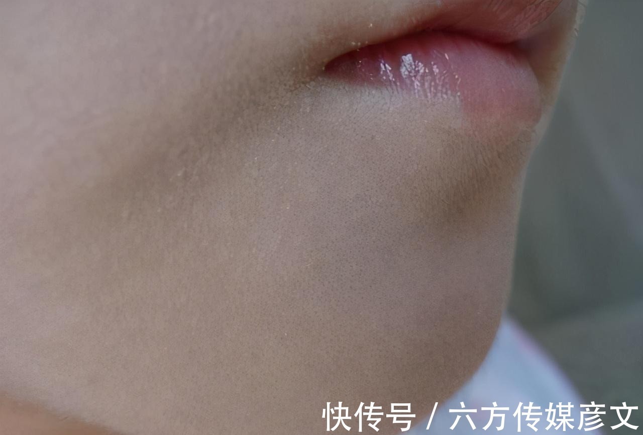 粉底液 美妆蛋失宠了?明星们化妆纷纷用上了粉底刷,难怪个个都是奶油肌