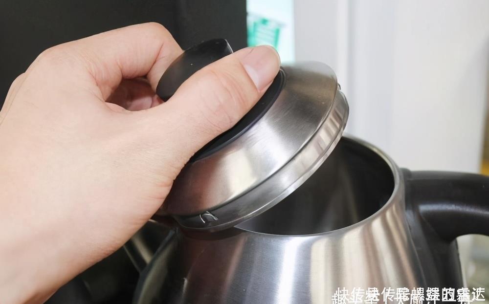 不管水壶水垢多厚，大厨教你一招，水垢快速去除，方便又卫生