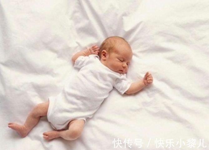 淘气包|宝宝“蹬腿”很有趣,但通过小动作传递出的信号,家长了解几个?