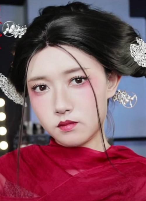 小姐姐仿妆陈芊芊,开始胶原蛋白在哪儿呢看到最后还挺有办法