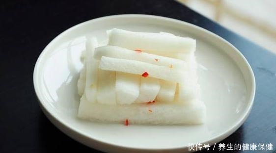 腌萝卜时,盐和糖哪个先放有人做错了,难怪萝卜难吃,一点不脆!